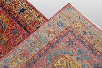 A Zigler design runner carpet, 297 x 77 cm.