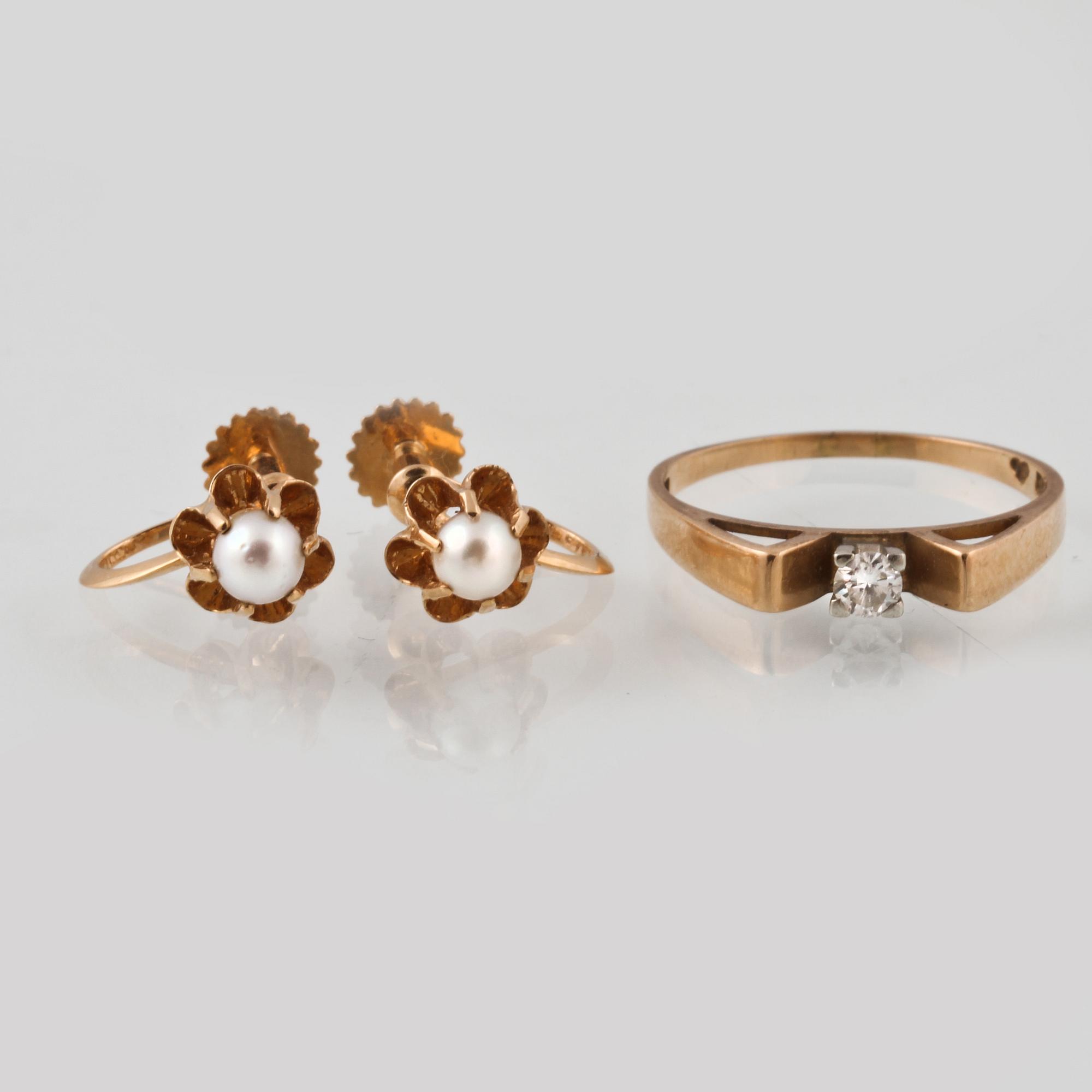 ÖRHÄNGEN, samt RING, 18K guld med briljantslipad diamant 0.11 ct samt odlade pärlor, Gustav Dahlgren & Co. Vikt 5,0 g.
