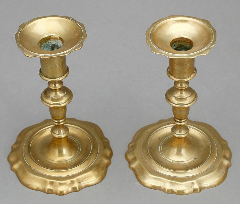 LJUSSTAKAR, ett par, mässing, senbarock, 1700-tal.
