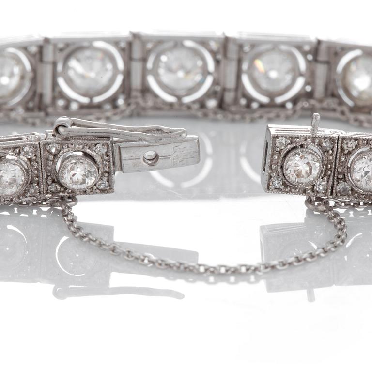 A platinum bracelet set with old-cut diamonds with a total weight of ca 4.75 cts.