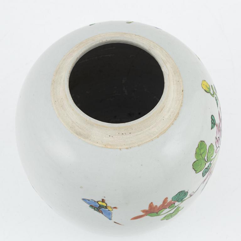 A Chinese jar, Qing dynasty, 19th Century.