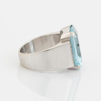Ring med smaragdslipad topas och briljantslipade diamanter.