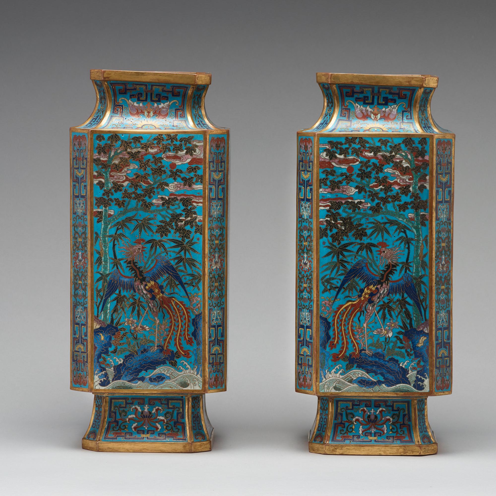 VASER, ett par, cloisonné. Qingdynastin, med Qianlongs fyra karaktärers märke.
