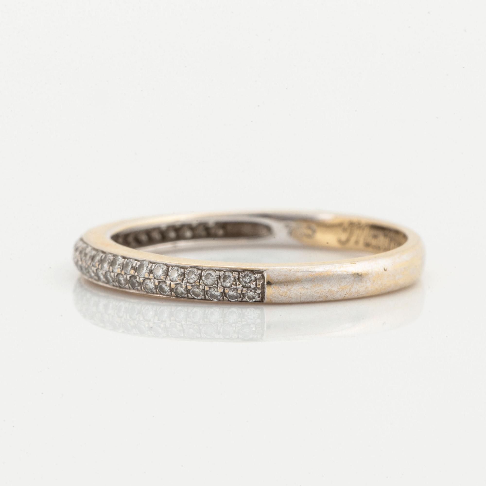 18K gold and small brilliant-cut diamond ring.