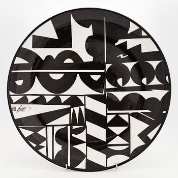 Howard Smith, A ceramic plate. Signed H Smith. Arabia, Finland.