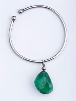 ARMRING, sterlingsilver med grön sten, Birger Haglund, Stockholm, 1955. Totalvikt ca 30 g.