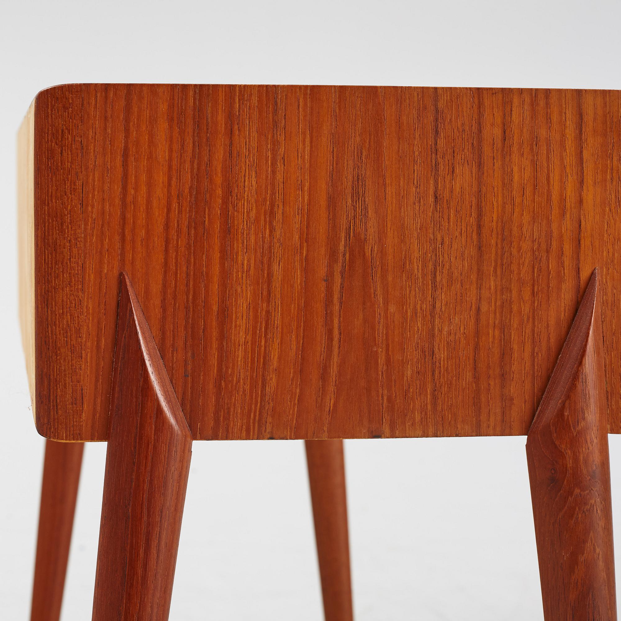 Rimbert Sandholdt, sängbord/ spegelbord
AB Glas &Trä Hovmantorp, 1959.