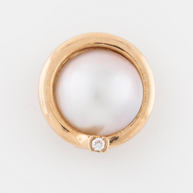 OLE LYNGGAARD,  lås, med mabepärla och briljantslipad diamant ca 0.04 ct.