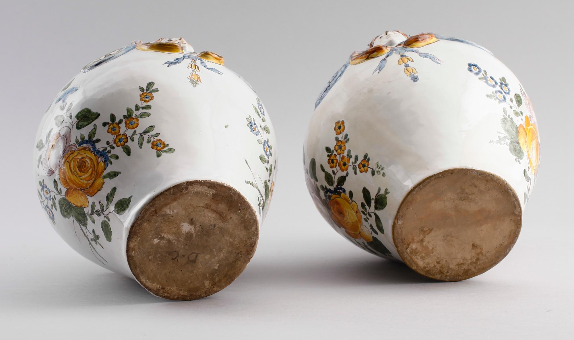 URNOR, 1 par, fajans, möjligen Frankrike, 1800-talets andra hälft.