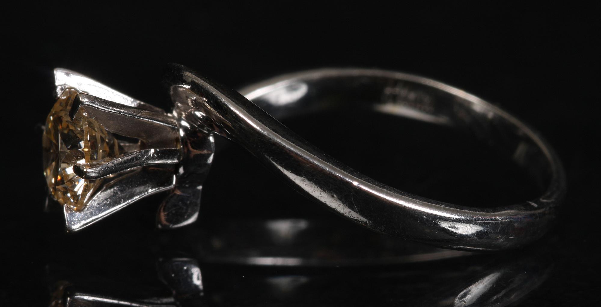 RING, 14 K vitguld med briljantslipad diamant, ca 0,90 ct.