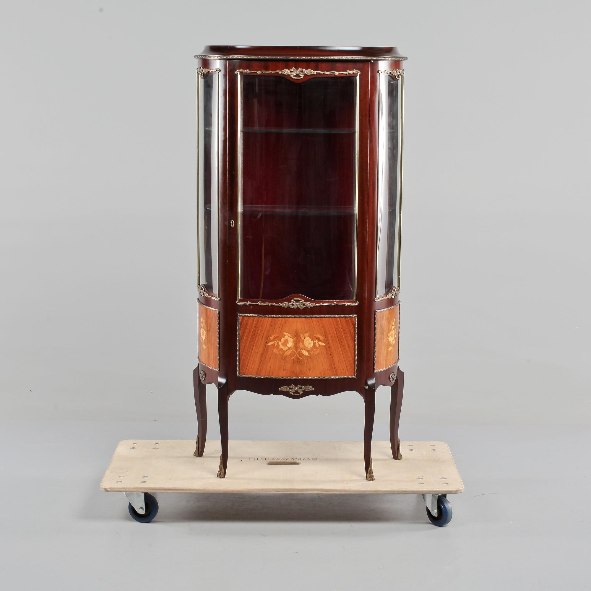 VITRINSKÅP, omkring 1900-talets mitt.