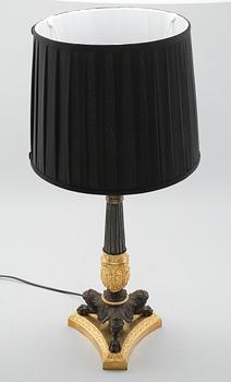 BORDSLAMPA, förgylld och patinerad brons, senempire, 1800-talets mitt.