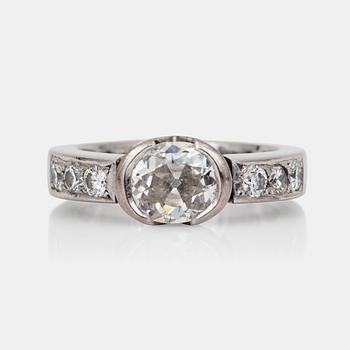 500. An old-cut oval diamond, ca 1.00 ct, ring. 6 brilliant-cut diamonds on ringshank.