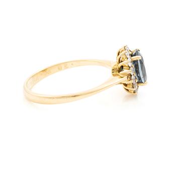 Ring, cluster, 18K gold with sapphire and brilliant-cut diamonds.
