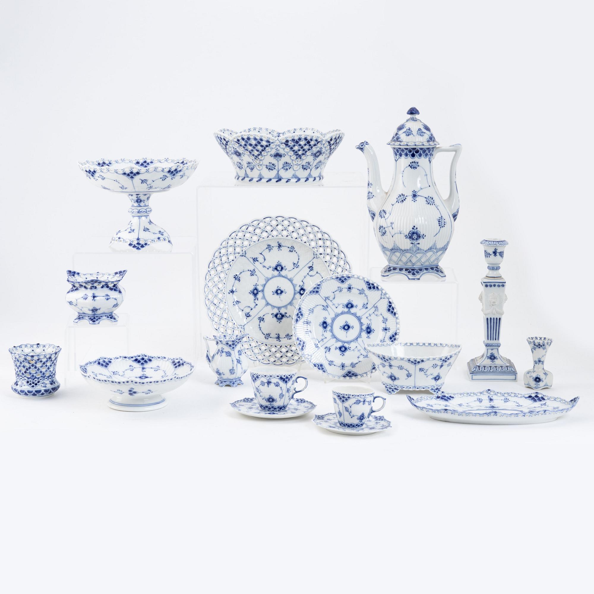 Kaffeservis, porslin, 49 delar, 'Musselmalet', helblonde samt halvblonde, Royal Copenhagen.