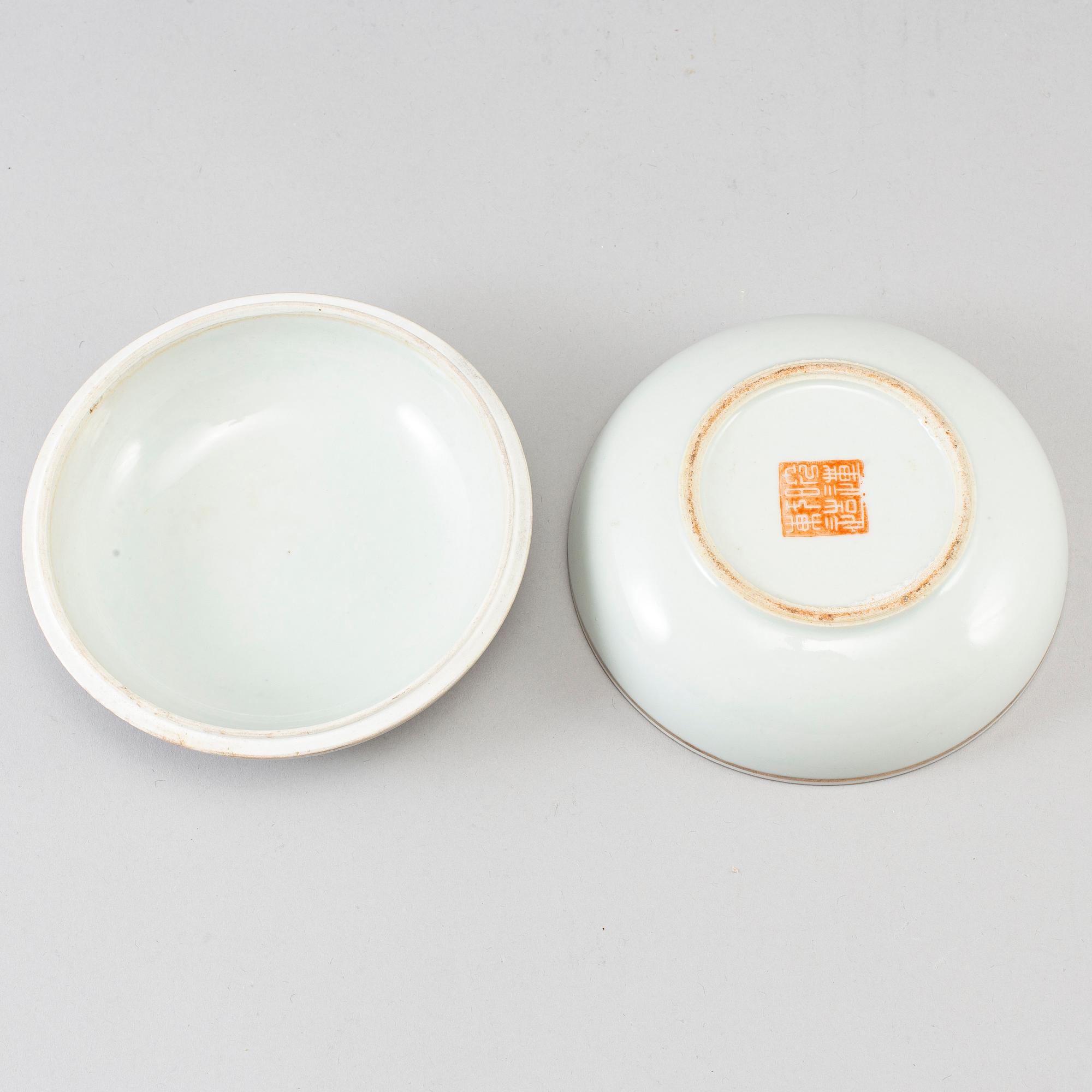 A Chinese box with cover, 20th Century.