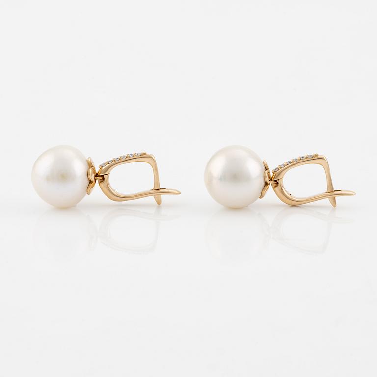 Ett par örhängen 18K guld med odlade sötvattenspärlor och runda briljantslipade diamanter.