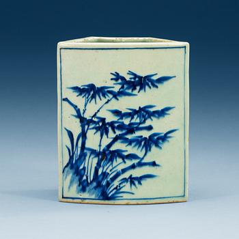 1788. A blue and white Transitional vase/chopstick-holder, 17th Century.