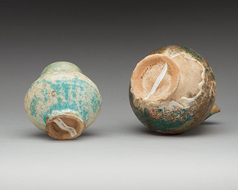 KANNA och MUGG. Höjd 23,5 respektive 13,5 cm. Iran 1100-1200-tal. Kannan från Seljuk-perioden, muggen från Keshan.