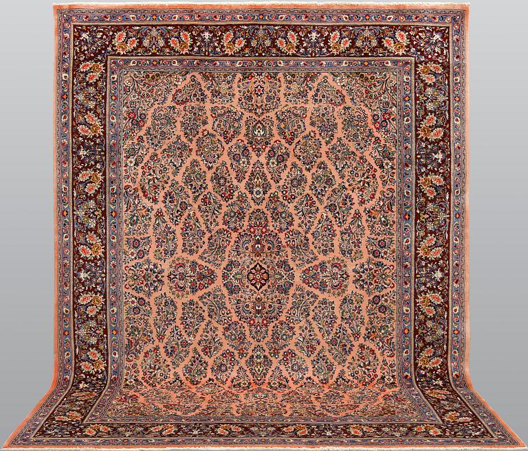 A Sarouk carpet, ca 323 x 248 cm.