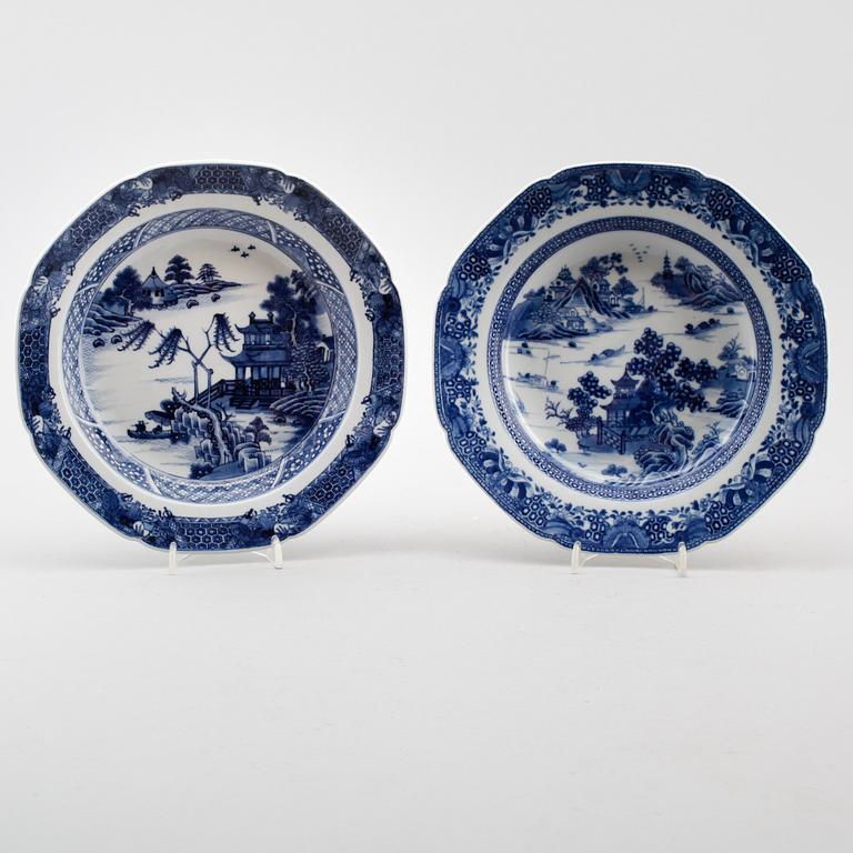 TALLRIKAR, 2 st, porslin, Kina, 1800-tal.
