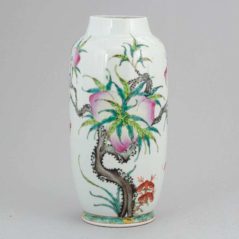 A famille rose peach vase, late Qing dynasty.