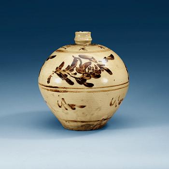 A Chitzhou glazed vase, Yuan dynasty (1271-1368).