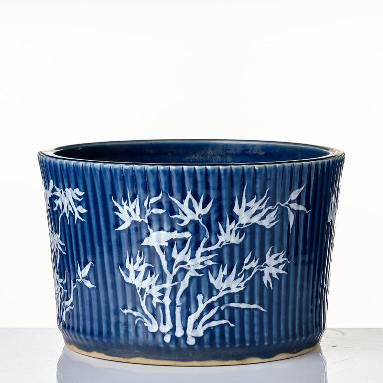 A large slip decorated flower pot, Qing dynasty, 19th Century.