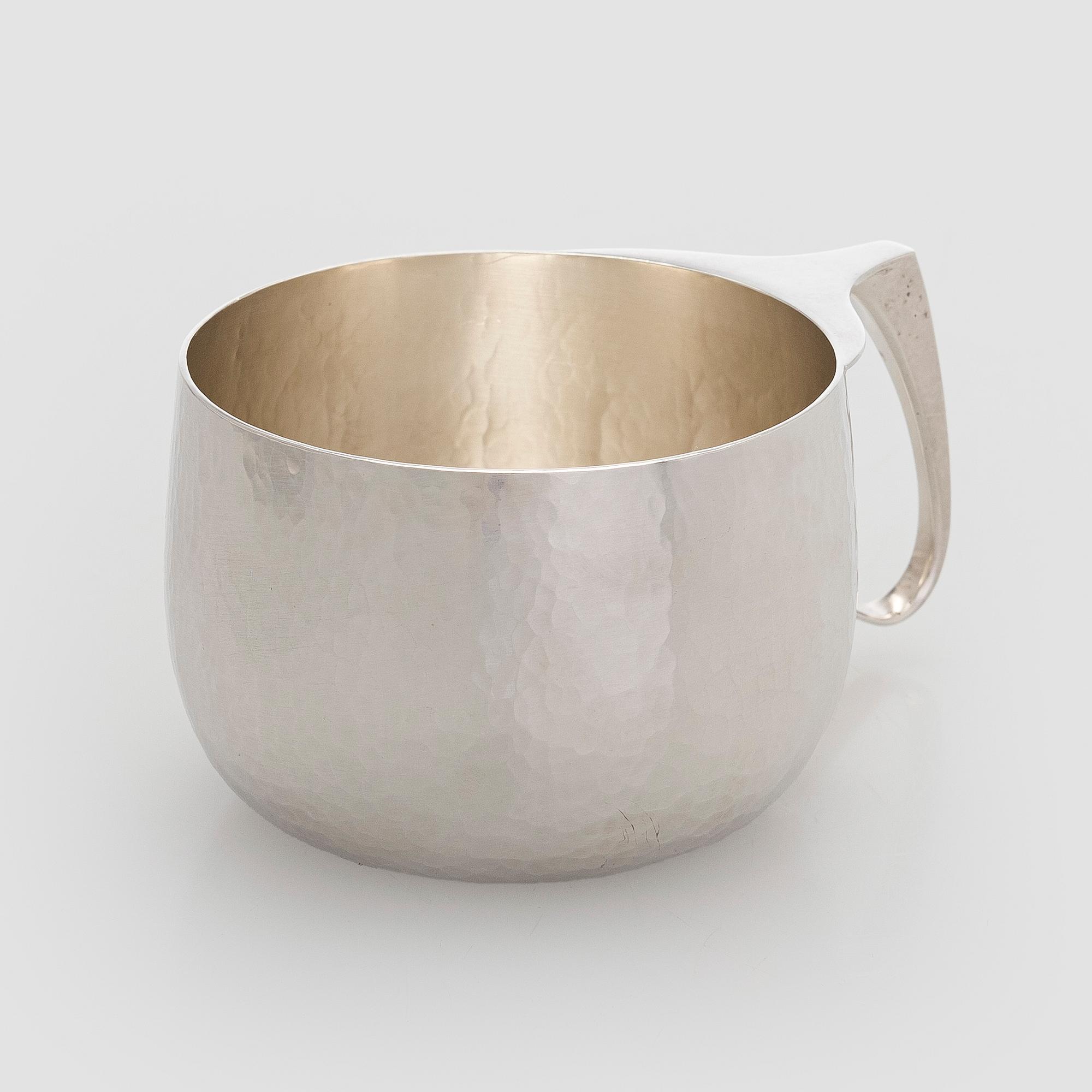 Tapio Wirkkala, kuksa, "Isännänmuki", hopeaa, TW 463, Kultakeskus, Hämeenlinna 1989.