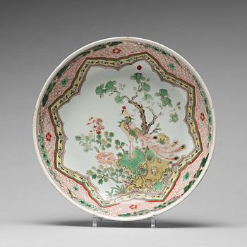 642. FAT, porslin. Qingdynastin, Kangxi (1662-1722).