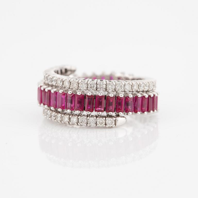 Ring, 18K white gold with rubies and brilliant-cut diamonds.