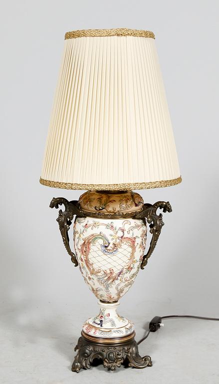 FOTOGENLAMPA, majolika samt metall, sekelskiftet 1900.
