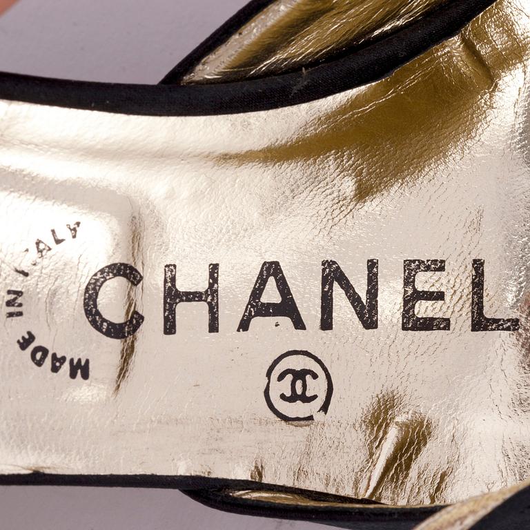 CHANEL, a pair of black silk pumps. Size 38 1/2.