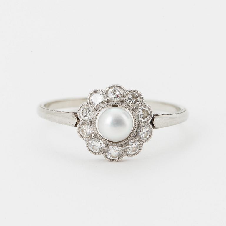 An 18K gold ring set with a pearl and diamons.