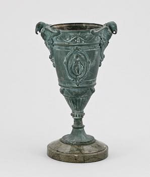 URNA, nyrenässans, patinerad vitmetall, 1800/1900-tal.