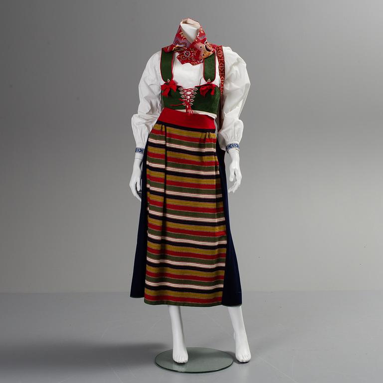 FOLKDRÄKT, Sverige, 1900-talets andra hälft.
