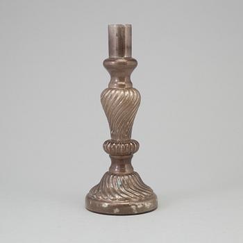 AN 18TH CENTURY GLASS CANDLESTICK.