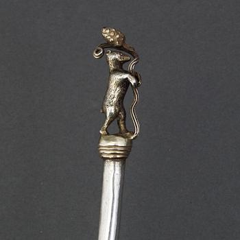 A 17th century parcel-gilt silver medicine-spoon, unmarked.