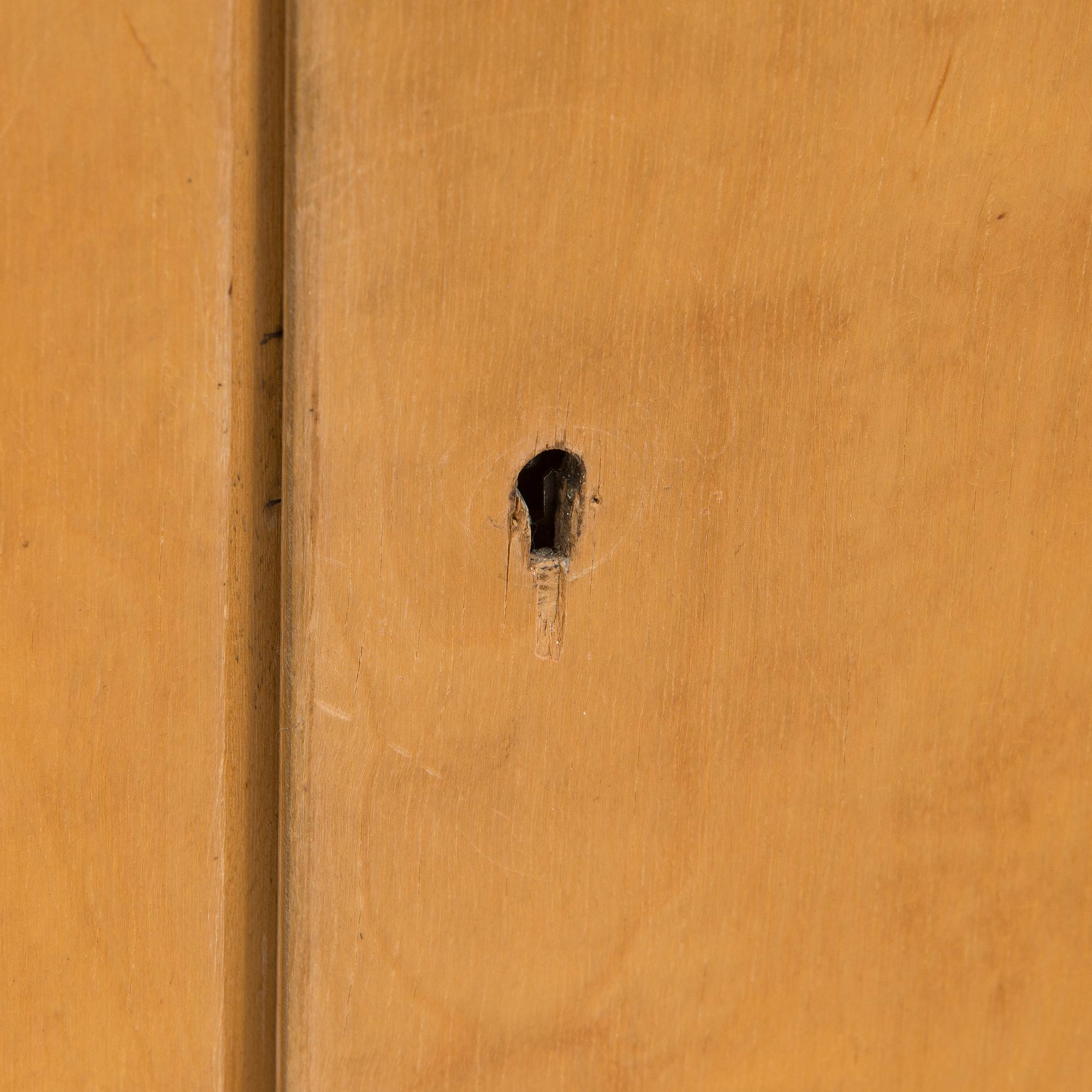 Aino Aalto, kaappi, malli 808 ja vitriini, malli 214 O.Y. Huonekalu- ja Rakennustyötehdas A.B. 1950-luvun alku.