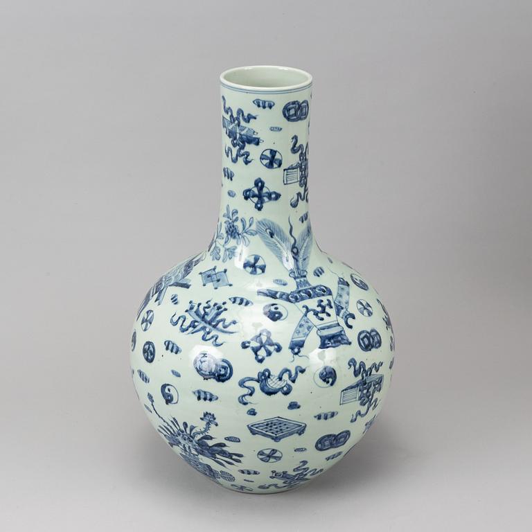 A large Chinese blue and white tianqiuping vase, second half of the 20th century.