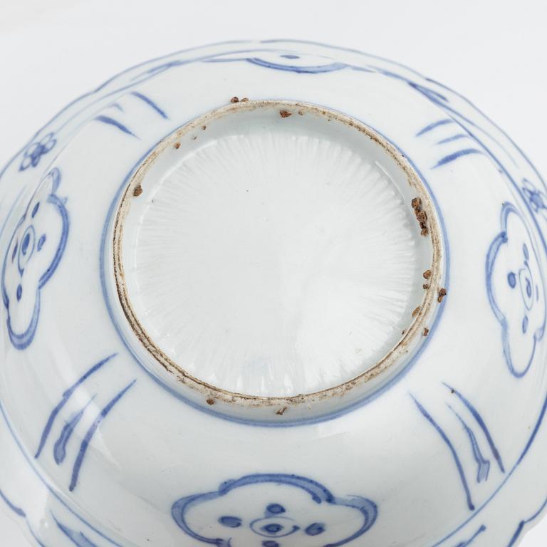 A Chinese porcelain vase and a Japanese Ming-style bowl, around the year 1900.
