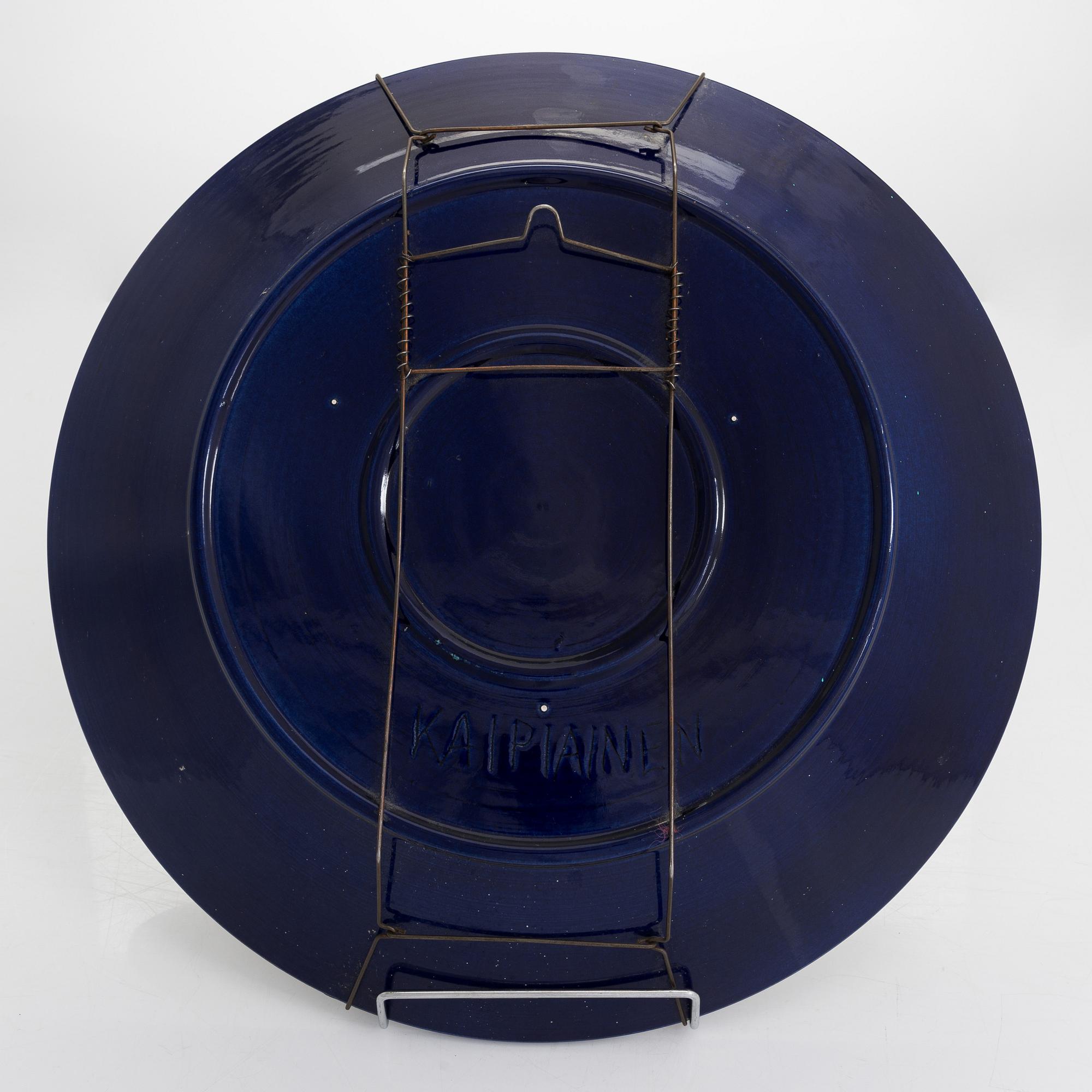 Birger Kaipiainen, a stoneware decorative plate signed Kaipiainen.