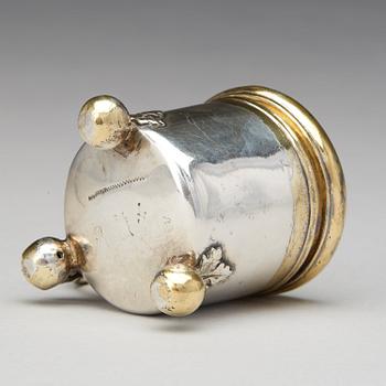 Johan Lorenz Starin, miniatyrdryckeskanna, silver, Stockhom 1742. Senbarock.