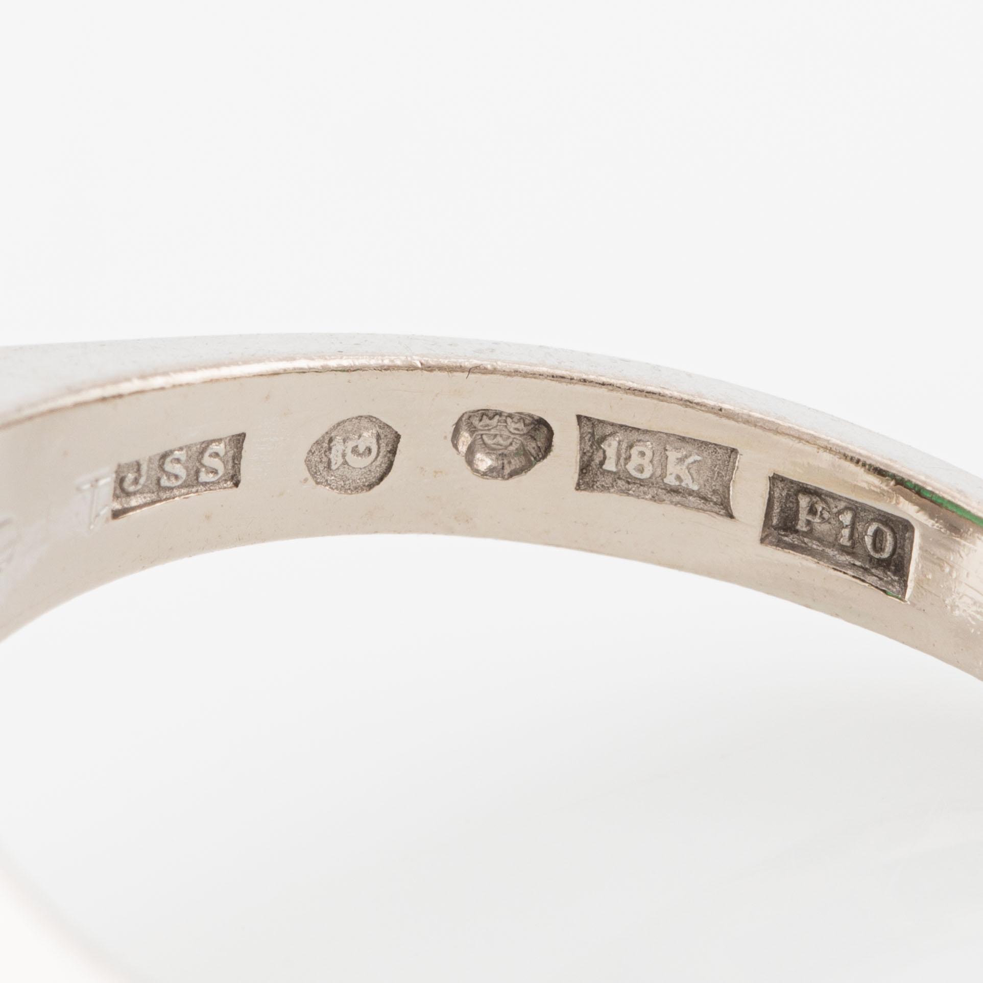 Ring, Jarl Sandin, 18K vitguld med cabochonslipad smaragd med briljantslipade diamanter.