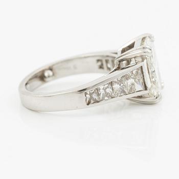 Ring platina med en radiantslipad diamant.