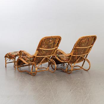 VILSTOLAR med FOTPALLAR, ett par, rotting, 1900-talets andra hälft.