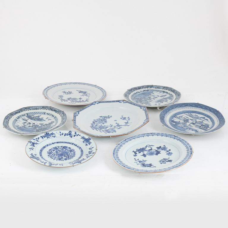 A tureen and nice plates, export porcelain, China, 18th century.