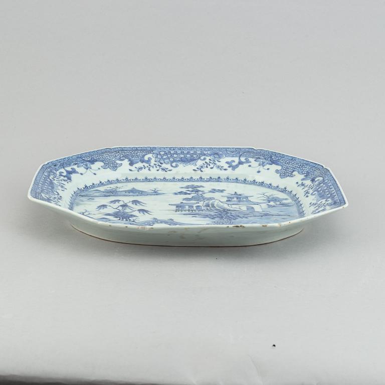 A blue and white serving dish, Qing dynasty, Qianlong (1736-95).