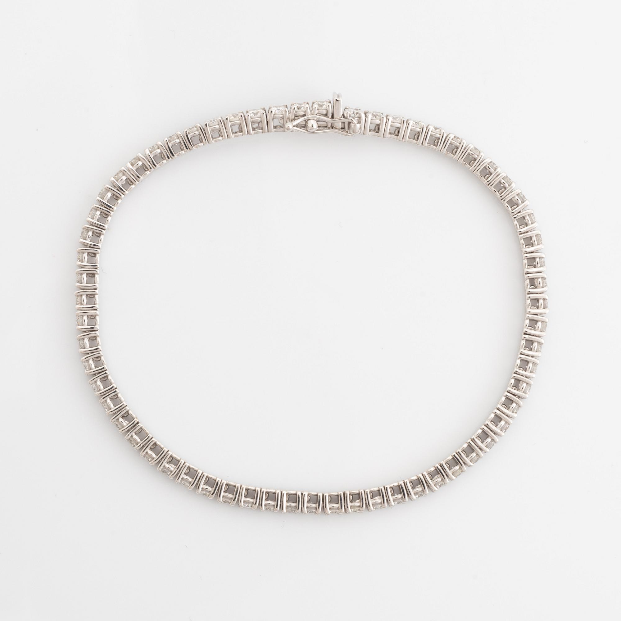 Tennisarmband med briljantslipade diamanter totalt ca 3,72 ct, med report HRD.