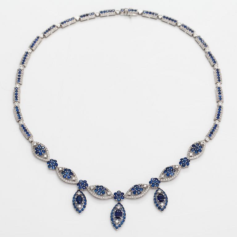 An 18K white gold necklace with diamonds ca. 3.90 ct intotal and sapphires.